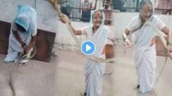 पुणे तिथे काय उणे! ७० वर्षीय आजीने भलामोठा साप घातला गळ्यात; पुढे काय झालंं तुम्हीच पाहा; VIDEO होतोय व्हायरल