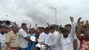 Farmers protest against Shaktipeeth National Highway in Solapur district