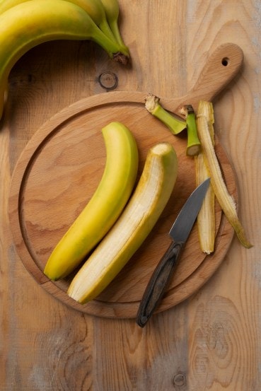 Should you eat apple and banana peels?