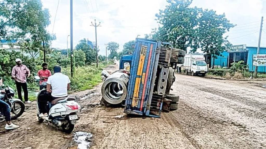 Tempo overturned near Pusesawali on Satara Sangli road