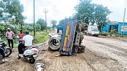Tempo overturned near Pusesawali on Satara Sangli road