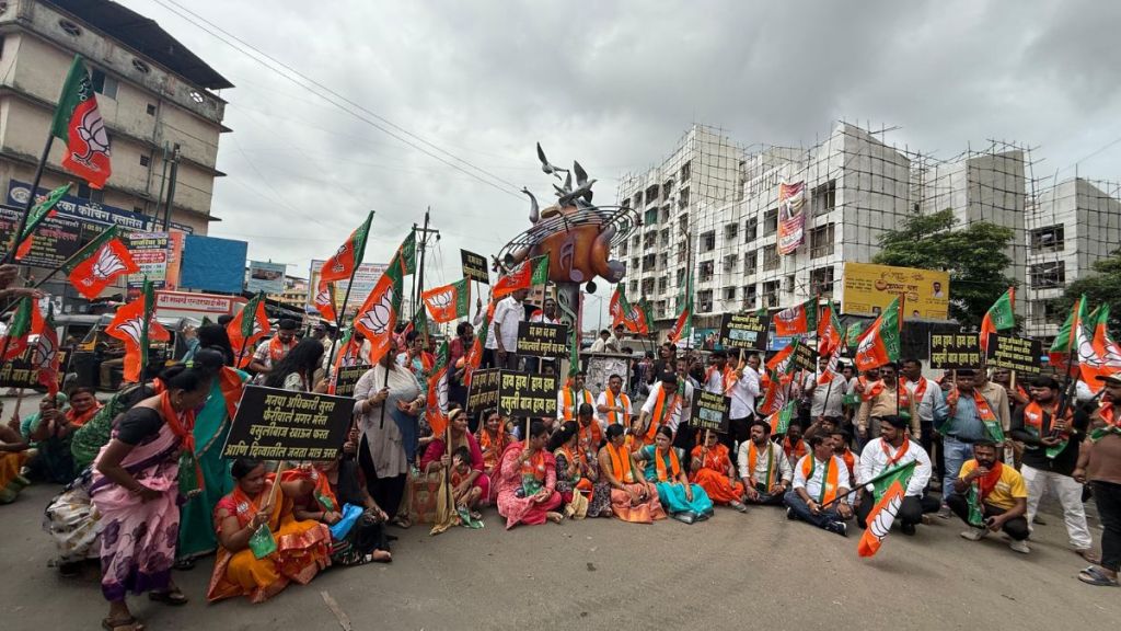 thane-bjp-protests-against-illegal-street-vendors
