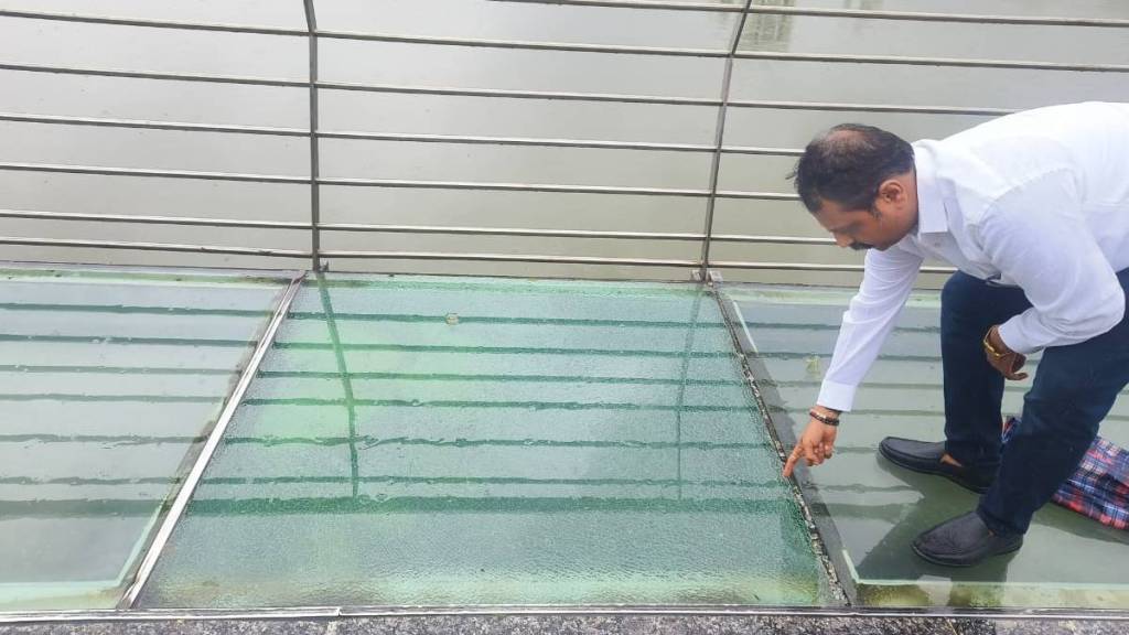 Broken glass walkway of Thane Masunda Lake Congress criticizes the municipal corporation for poor of beautification