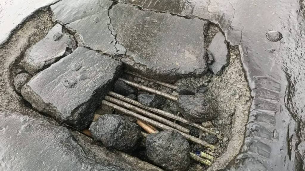 घोडबंदरच्या वाघबीळ उड्डाणपूलावर भला मोठा खड्डा, सळया देखील बाहेर आल्या
