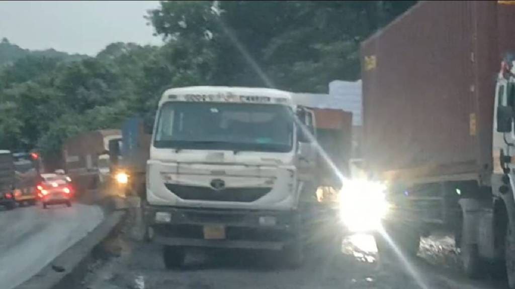 Traffic jam till Ovala signal as truck gets stuck at Gaimukh Ghat in Ghodbunder