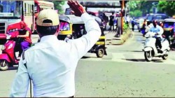 मोबाईलने छायाचित्र काढणाऱ्या वाहतूक पोलिसांवर कारवाई; तक्रारींनंतर अपर पोलीस महासंचालकांचे आदेश