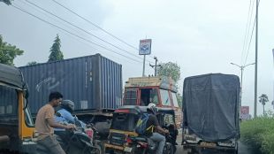 trailer breakdown causes heavy traffic jam on kalyan badlapur highway near ambernath