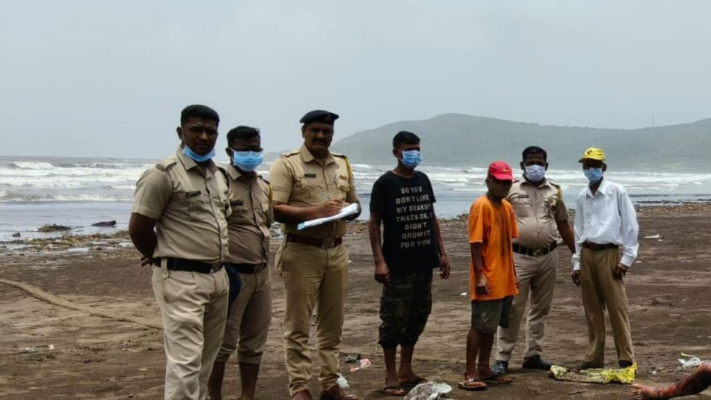 unidentified  dead bodies found on  Anjarle Kelshi beach dapoli police investigation Dapoli