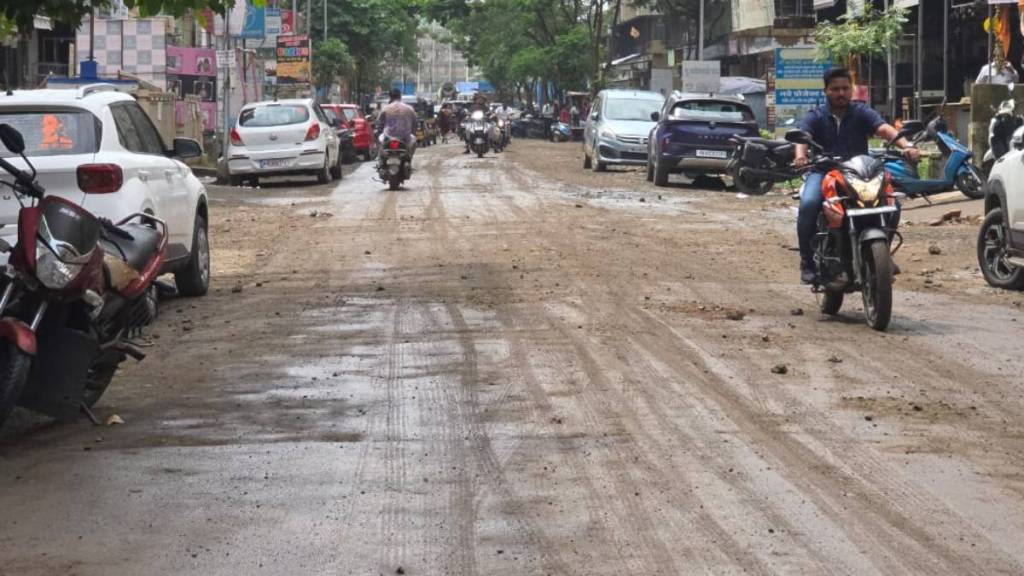 slippery road condition in Vasai Virar due to mud from heavy vehicle