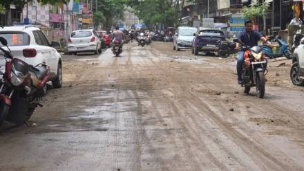 slippery road condition in Vasai Virar due to mud from heavy vehicle