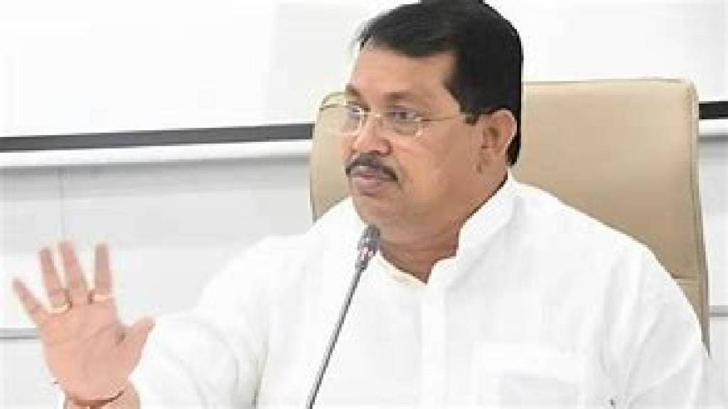 Vijay Vadettiwar criticism over viral video of officials and government files in beer bar Nagpur news