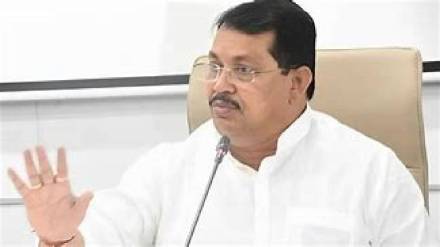 Vijay Vadettiwar criticism over viral video of officials and government files in beer bar Nagpur news