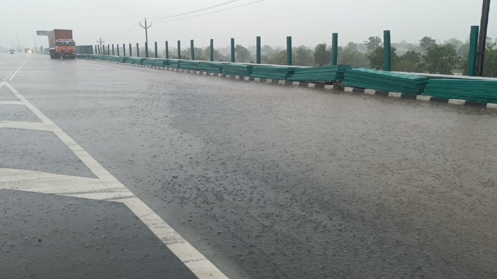 potholes on the bridge over the Wainganga river and the drainage channels are blocked At Bhandara