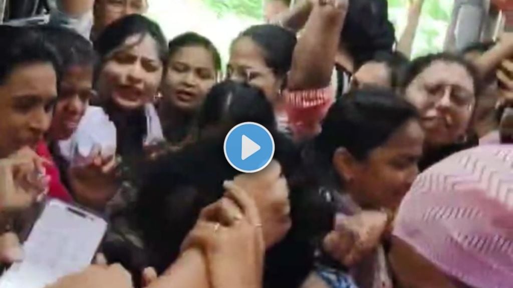women fight video in dombivli local train Mumbai suburban railway passengers security issues