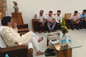 Injustice-affected employees from Sindhudurg met former MP Vinayak Raut
