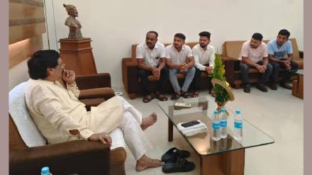 Injustice-affected employees from Sindhudurg met former MP Vinayak Raut