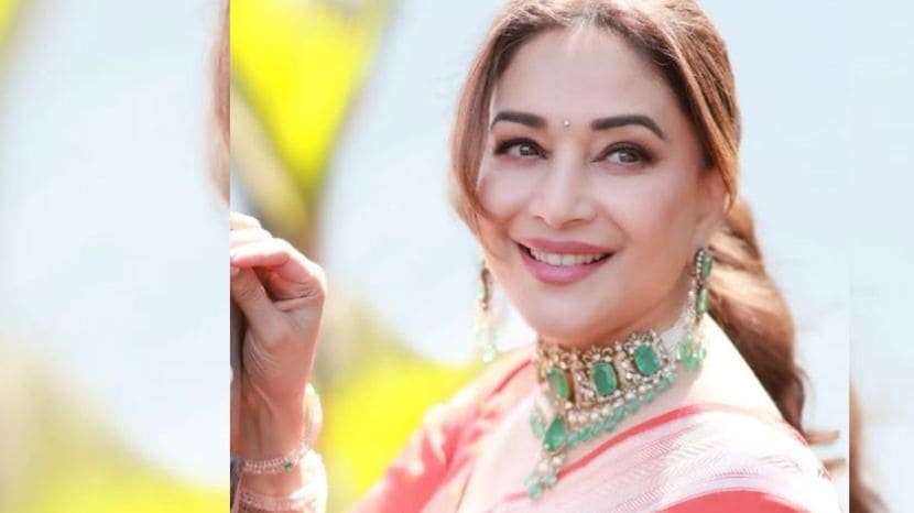 विशेष म्हणजे अभिनयच नाही, तर तिचे नृत्य आणि सौंदर्याचीदेखील चाहत्यांवर भुरळ पडली होती. आज इतक्या वर्षांनंतरही अभिनेत्रीची लोकप्रियता तशीच टिकून आहे. आजही तिला प्रेक्षकांचे तितकेच प्रेम मिळते. अभिनेत्री चित्रपट, रिअॅलिटी शो, तसेच सोशल मीडियाच्या माध्यामातून प्रेक्षकांच्या भेटीला येते. (फोटो सौजन्य: माधुरी दीक्षित)