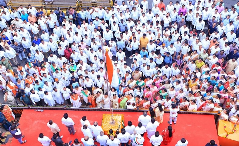 India 79th independence day 2025 shivsena ubt leader uddhav thackeray flag hoisting at shivsena Bhavan