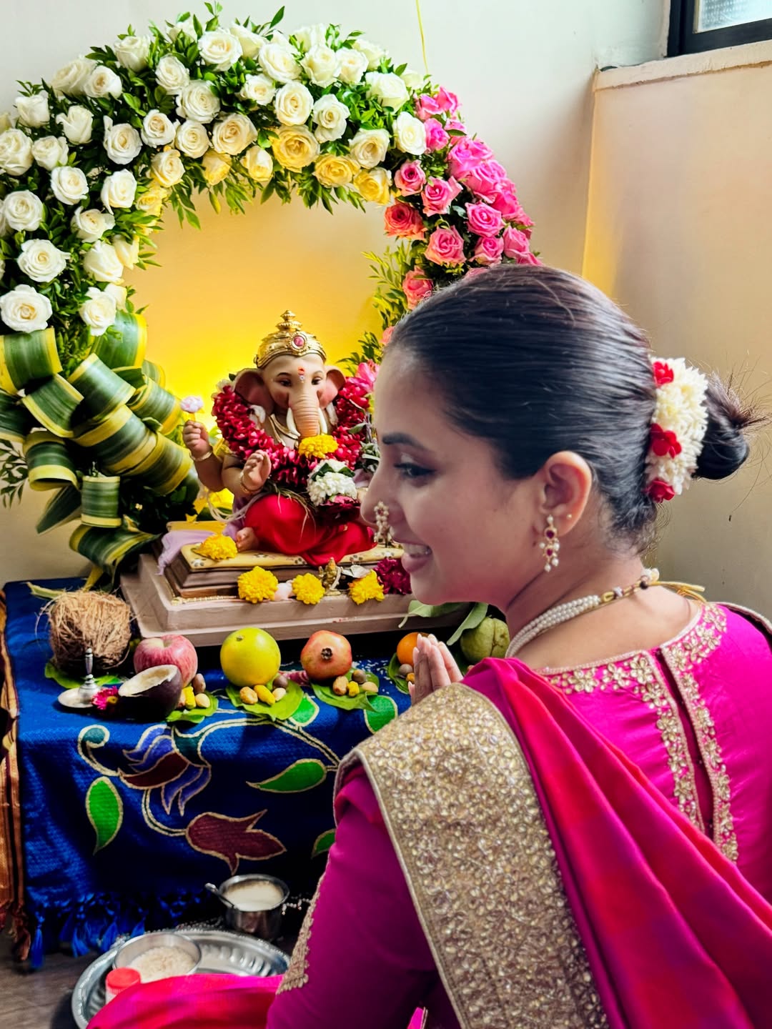 marathi actress sayali Sanjeev ganpati bappa agaman photo