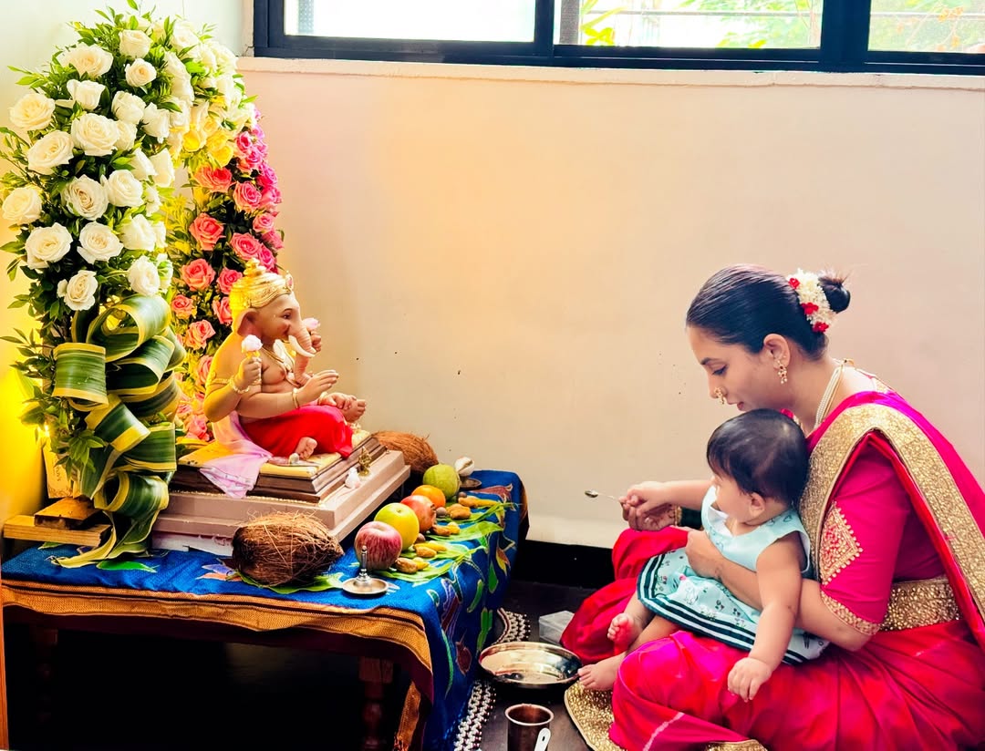 marathi actress sayali Sanjeev ganpati bappa agaman photo