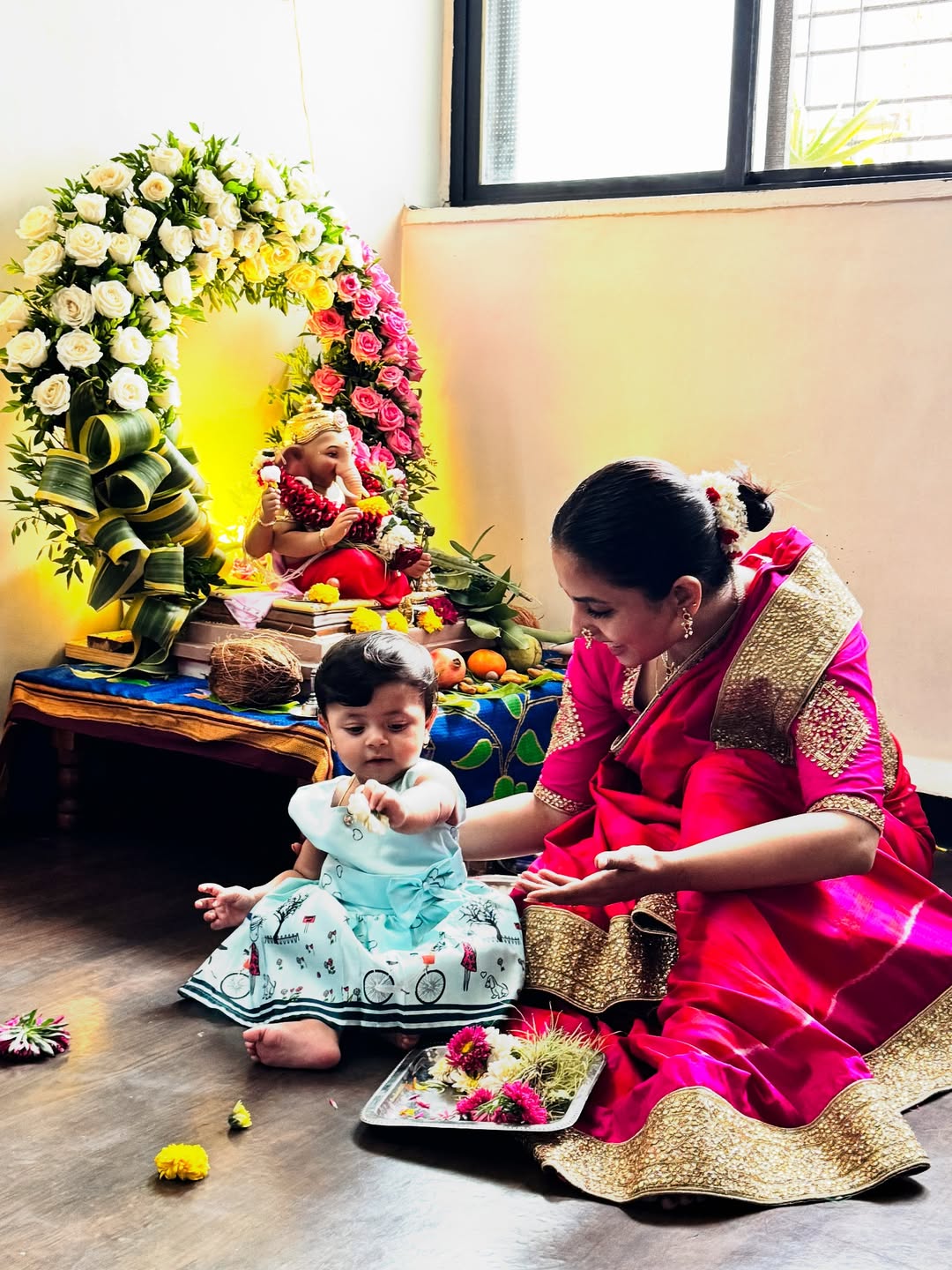 marathi actress sayali Sanjeev ganpati bappa agaman photo