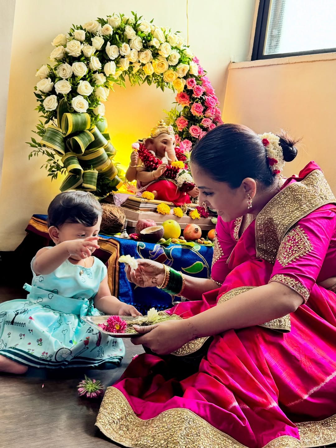 marathi actress sayali Sanjeev ganpati bappa agaman photo