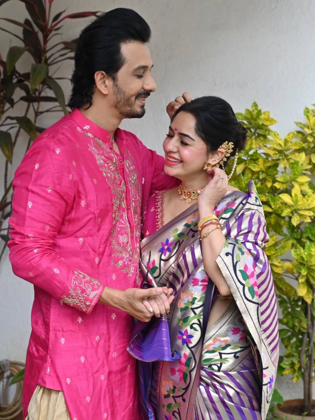  abhijit khandkekar and sukhada khandkekar traditional photoshoot 
