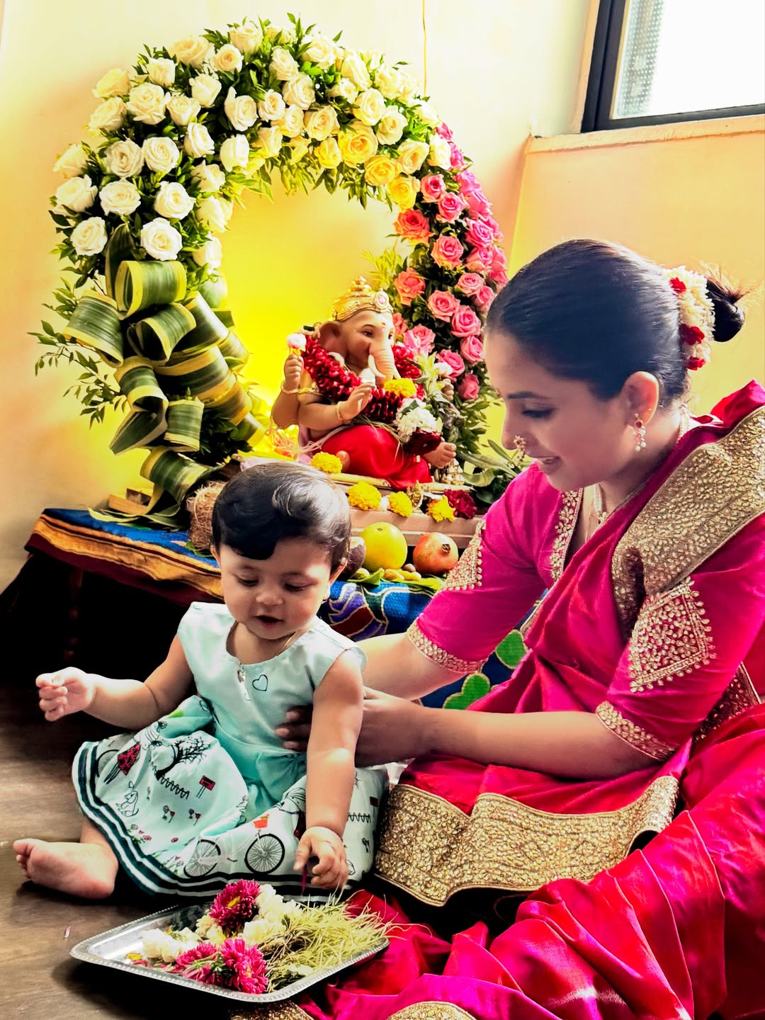 marathi actress sayali Sanjeev ganpati bappa agaman photo