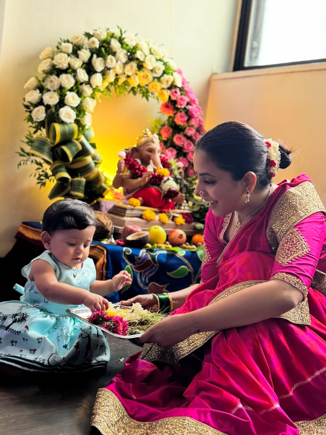 marathi actress sayali Sanjeev ganpati bappa agaman photo