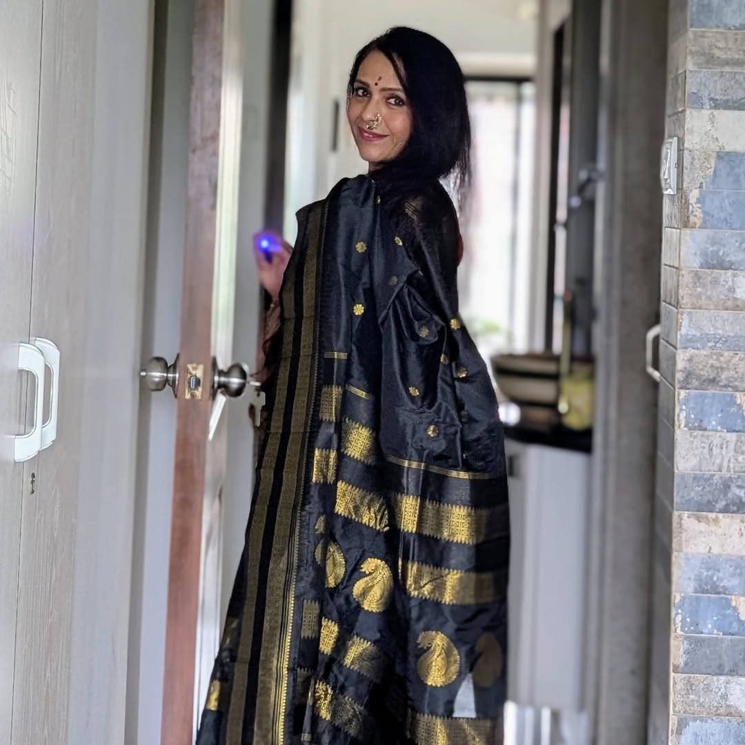 Aishwarya Narkar Black Narayan Peth Saree
