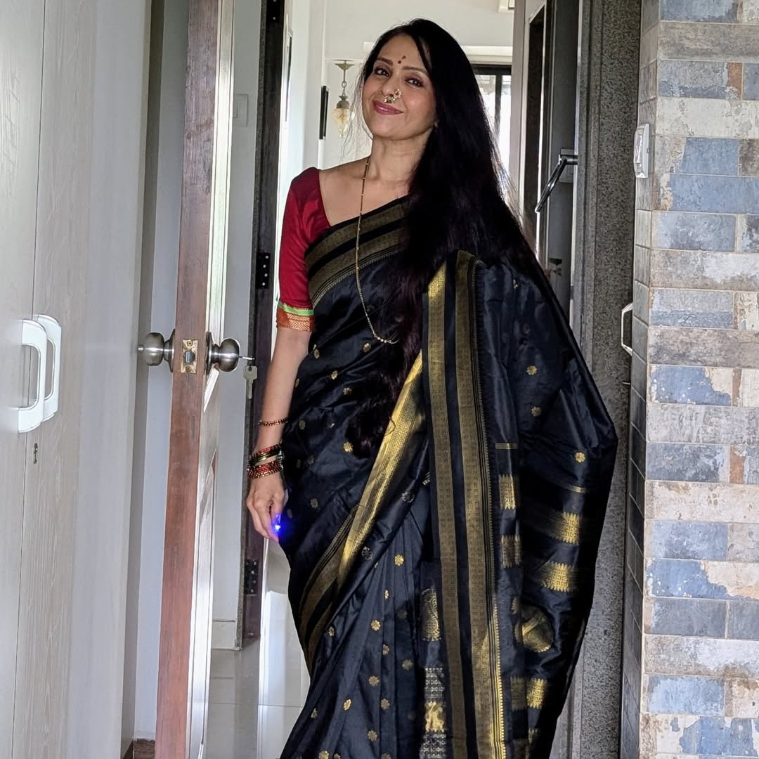 Aishwarya Narkar Black Narayan Peth Saree
