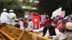 Video: पोलिसांनी रोखले, अखिलेश यादव यांनी थेट बॅरिकेडवरून मारली उडी; निवडणूक आयोगाविरोधातील मोर्चात इंडिया आघाडी आक्रमक