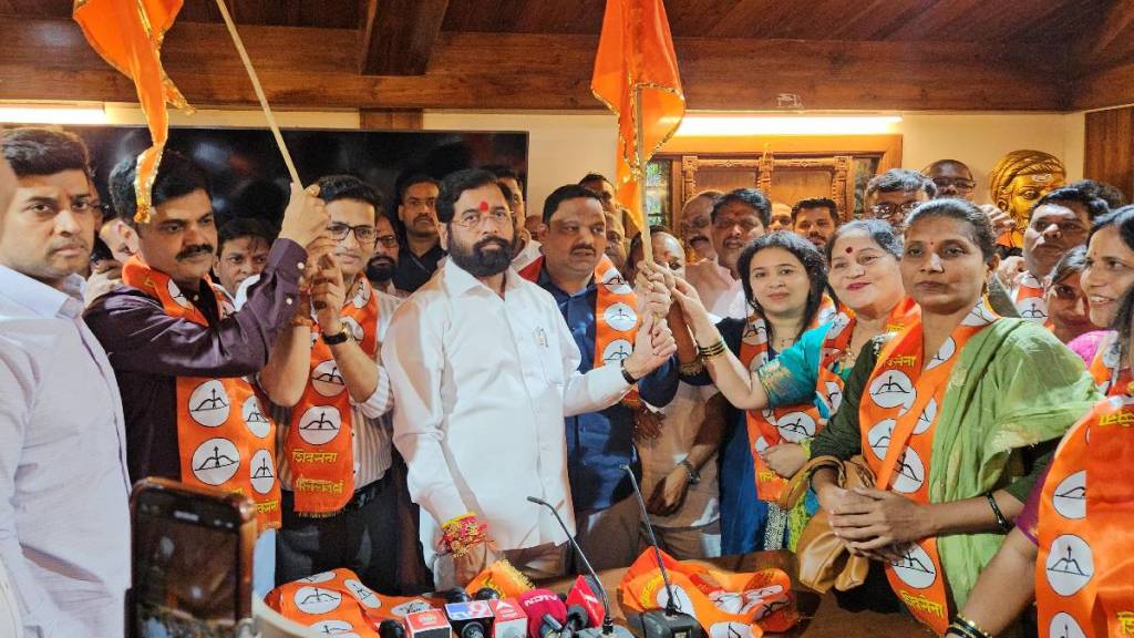 अंबरनाथात मनसेला मोठा धक्का; शहराध्यक्षांसह पदाधिकाऱ्यांचा शिवसेनेत प्रवेश (लोकसत्ता टिम)