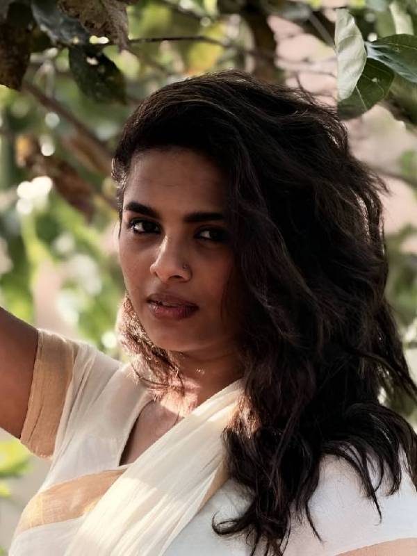 Amruta dhongade no makeup look white saree