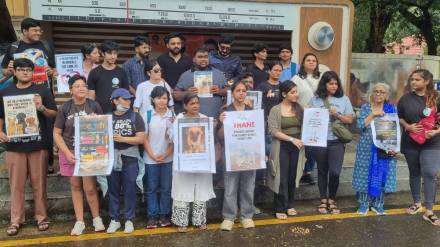 Animal lovers protest in Thane against stray dog ​​order