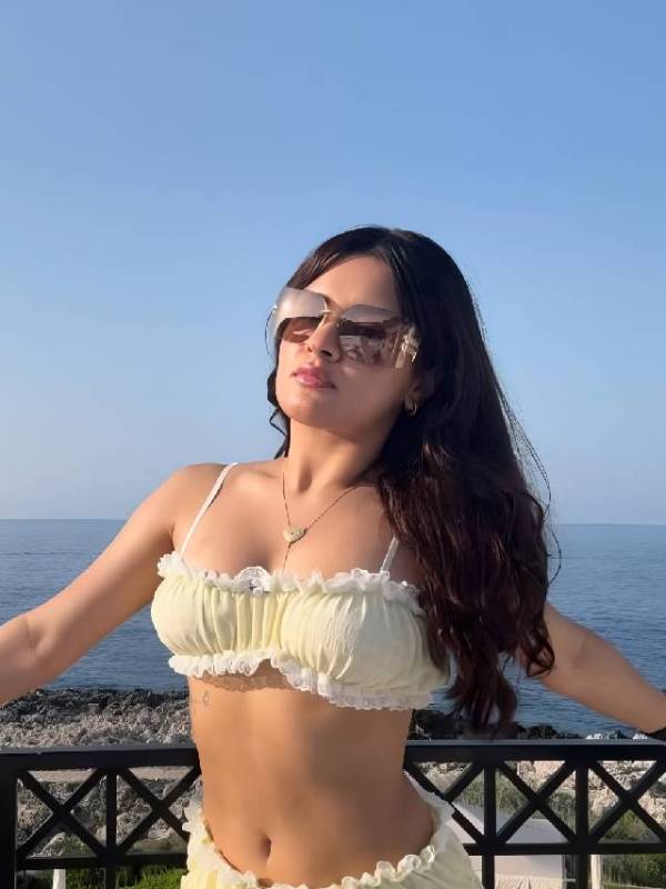Avneet kaur in Mini Skirt Bold dress