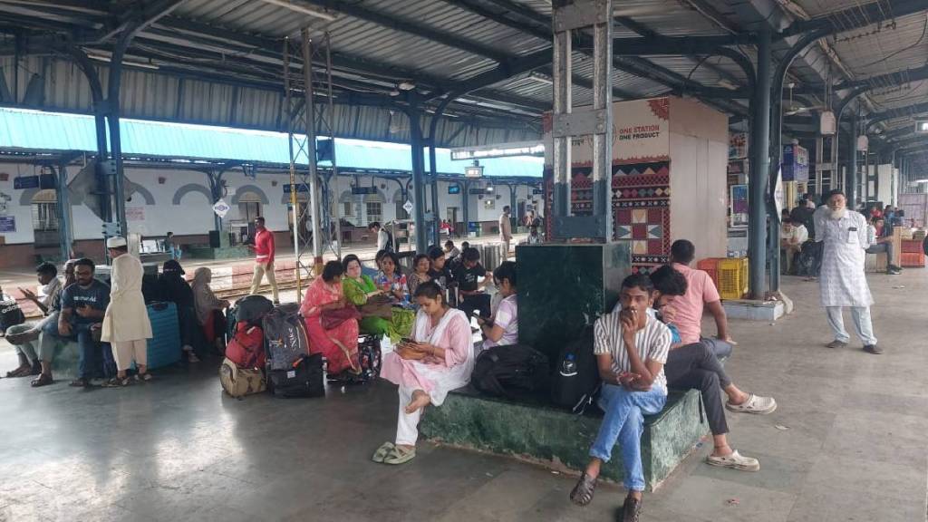 Central Railway traffic disrupted due to rain in Mumbai