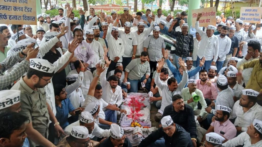 Contractors in Nashik hold symbolic funeral of Maharashtra state government over pending payments