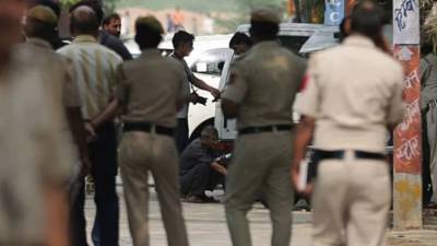 तिहेरी हत्याकांडाने राजधानी हादरली, मुलानेच आई, वडील आणि भावाला संपवलं