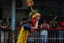 Dahi Handi 2025 : नियमांची घागर उताणी… १४ वर्षांखालील मुला-मुलींचा थरात सहभाग; चित्रीकरण तपासून पोलीस कारवाई करणार