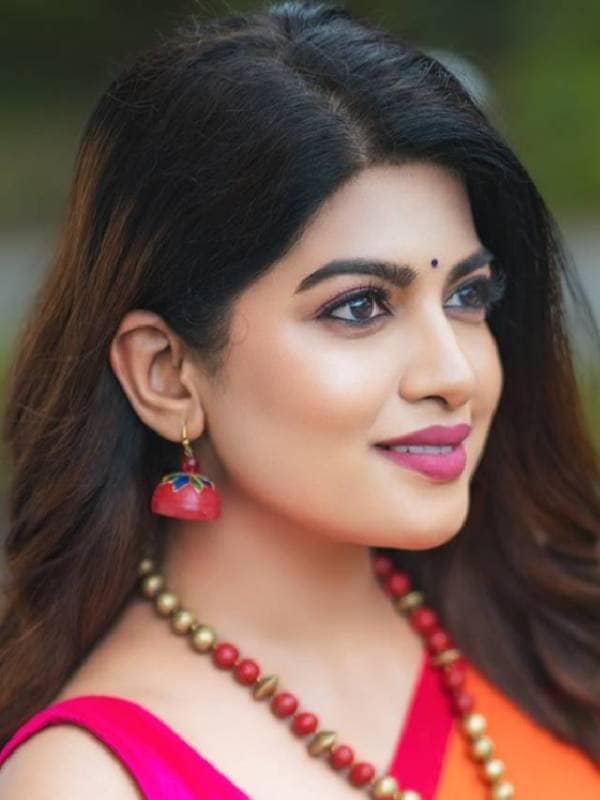 Dhanshri kadgaonkar beautiful look in Mulmul Cotton Saree