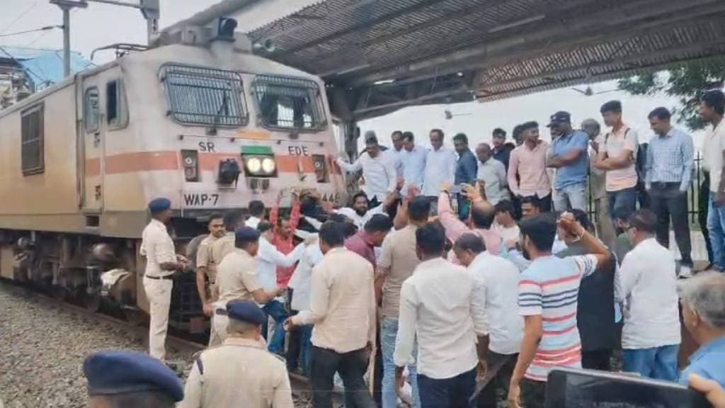 Dhule district railway Protest three stations Udhna Jalgaon Pune train