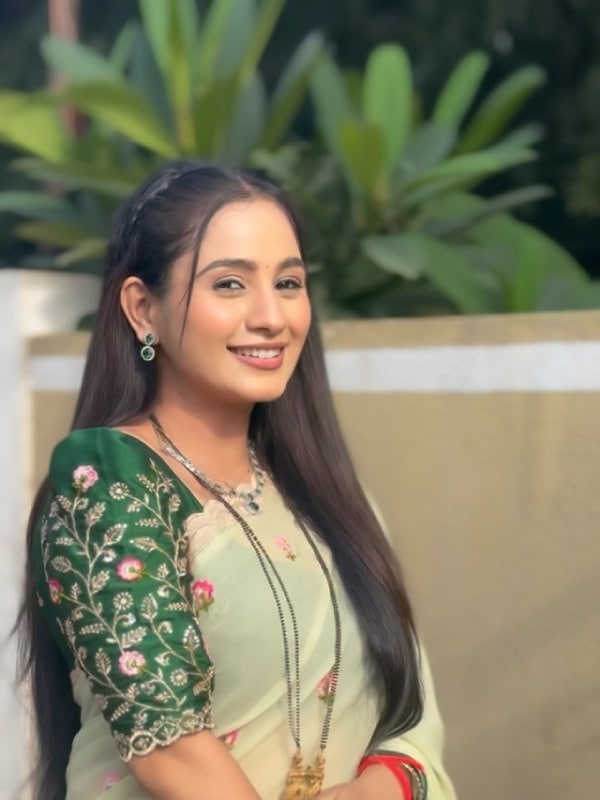 Divya Pugaonkar Saree Reel Video