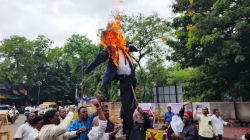 सोलापुरात ‘सिटू’ने ट्रम्प यांचा पुतळा जाळला