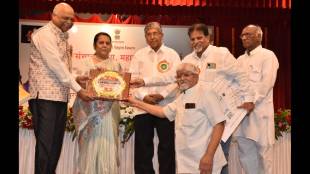 President Milind Kulkarni, Bhiku Baraskar accepting the award in the presence of Minister Chandrakant Patil and Dr. Neelam Gorhe