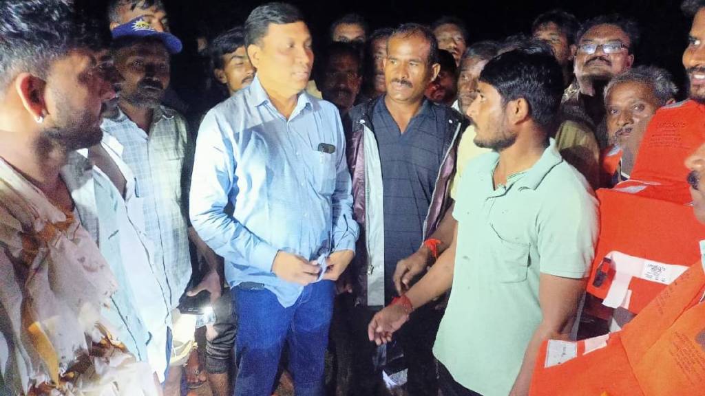 Farmers trapped in floods were saved due to the promptness of the administration in Arni taluka yavatmal