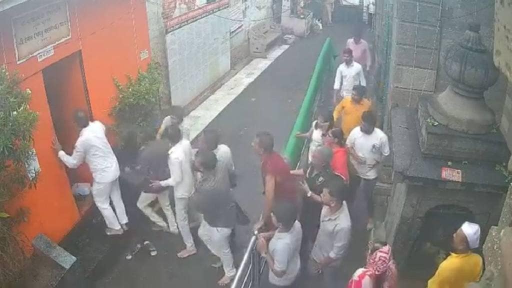 Fight between two pandits in Kapaleeshwar temple