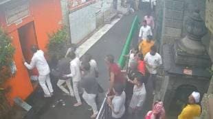 Fight between two pandits in Kapaleeshwar temple