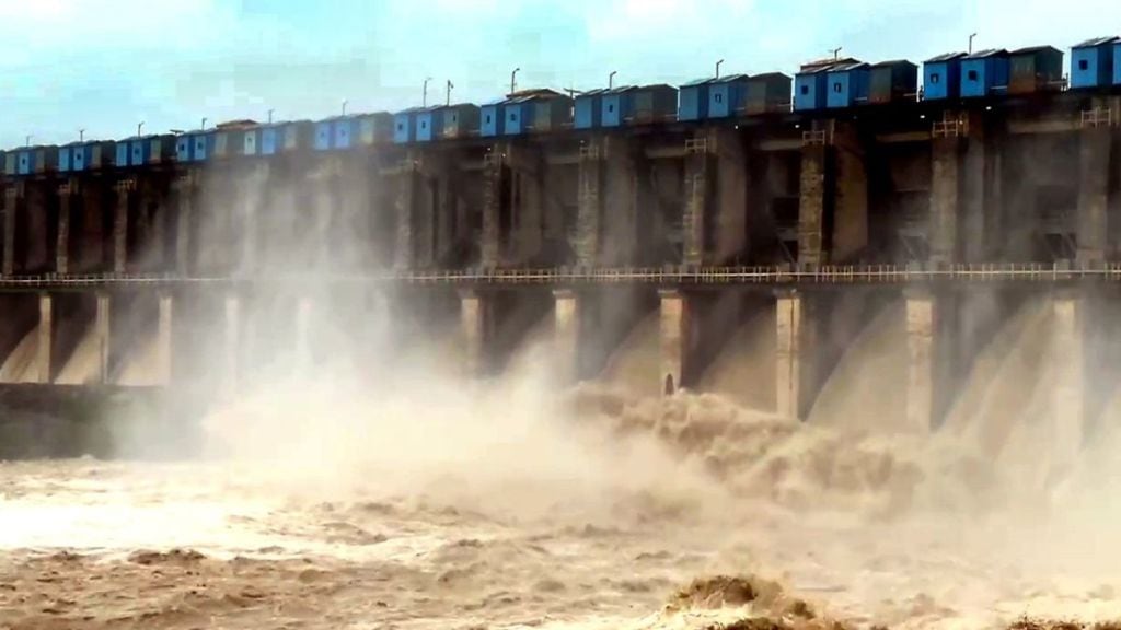 Hatnur dam opens 24 gates as heavy inflow raises water levels in Jalgaon  Tapi river flood alert