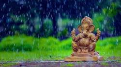 मुसळधार पावसाचा देखावा उभारणीस फटका; लाकडाचे साहित्य भिजले, नव्याने कामास सुरुवात